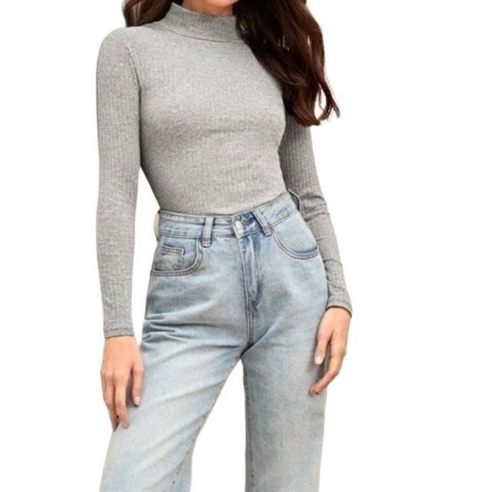 Brandy🤍Melville SOFT COTTON TURTLENECK TOP ribbed detailing.